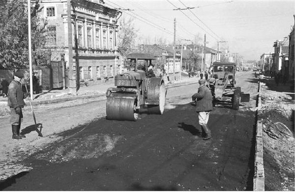 Фотография второй половины 1940-х укладки асфальта на улицах Пензы