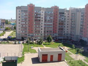 Двор дома №8 на 5-м Виноградном проезде летом