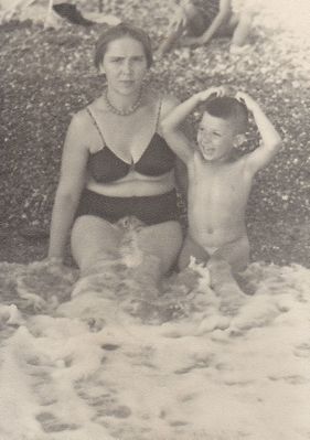 Игорь и Варвара Федоровна в Сочи на пляже