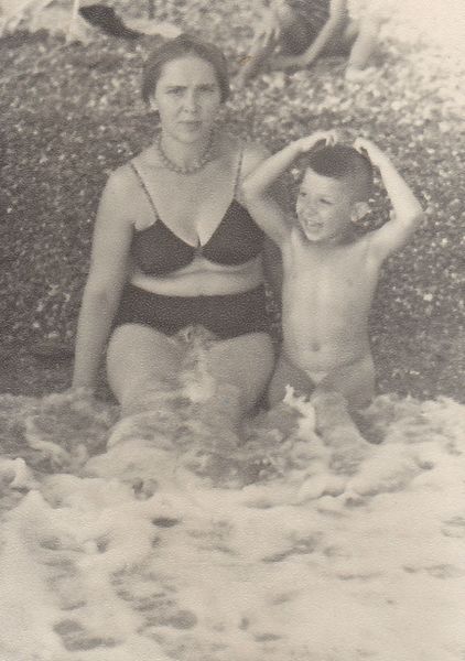 Файл:Игорь и Варвара Федоровна в Сочи на пляже. 1963.jpg