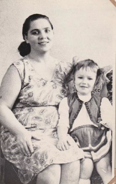 Файл:Варвара Волохова с Таней. 1967.jpg