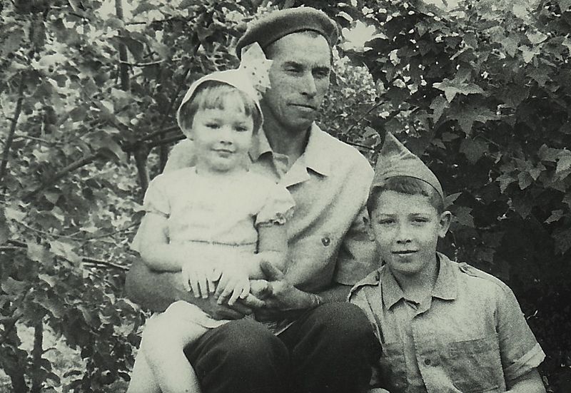 Файл:В. А. Волохов с детьми на Барковке. 1967.jpg