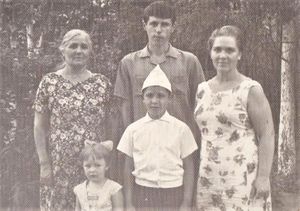 Анастасия Яковлевна, Михаил Гармашов, Варвара Фёдоровна, Таня и Игорь Волохов в лесу (или роще)