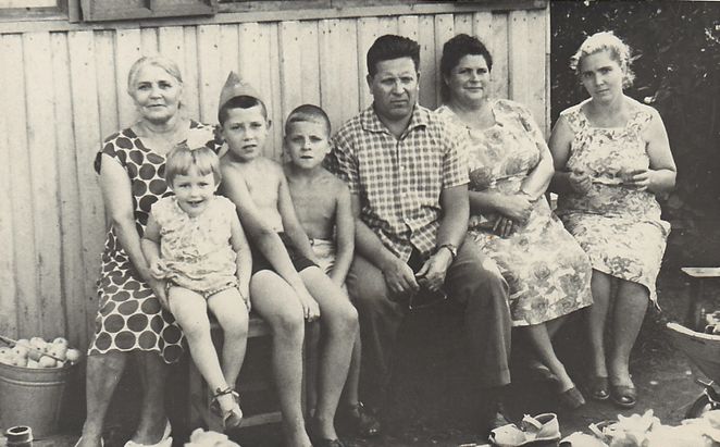 Семьи Волоховых и Филюниных возле дачного домика