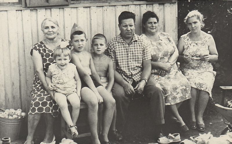 Файл:Волоховы и Филюнины на Барковке-1967.jpg