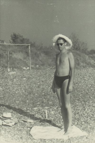 Файл:В. А. Волохов на пляже в Адлере. 1963.jpg