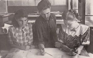 Варвара Фёдоровна с другими студентами над чертежом дипломного проекта