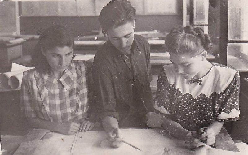 Файл:Работа Варвары Федоровны над дипломным проектом.jpg