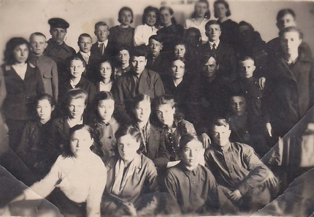 На фотографии выпускники 7 класса Юнаковской средней школы-интерната