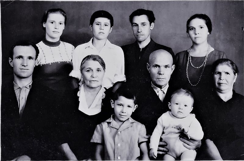 Файл:Семьи Волоховых и Гармашовых, 1964.jpg