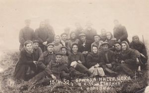 Групповое фото: Варвара Фёдоровна и её сотрудники по инструментальному цеху в колхозе