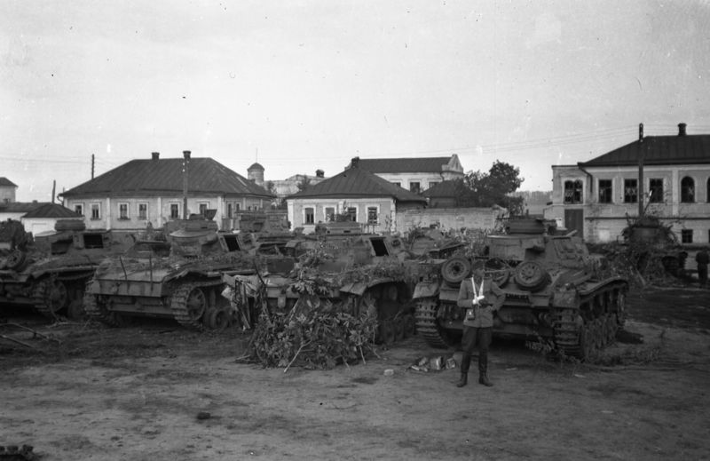 Файл:Замаскированные немецкие танки на Соборной площади Рыльска.jpg