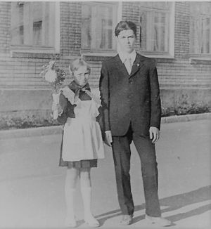 Игорь с Таней в форме возле школы