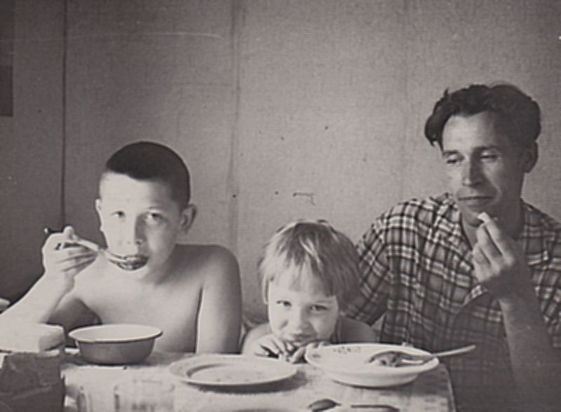 Файл:Семейный обед на Барковке. 1968.jpg