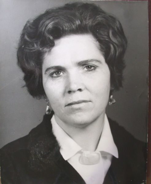 Файл:Варвара Федоровна на доске почета НИИФИ-1985.jpg