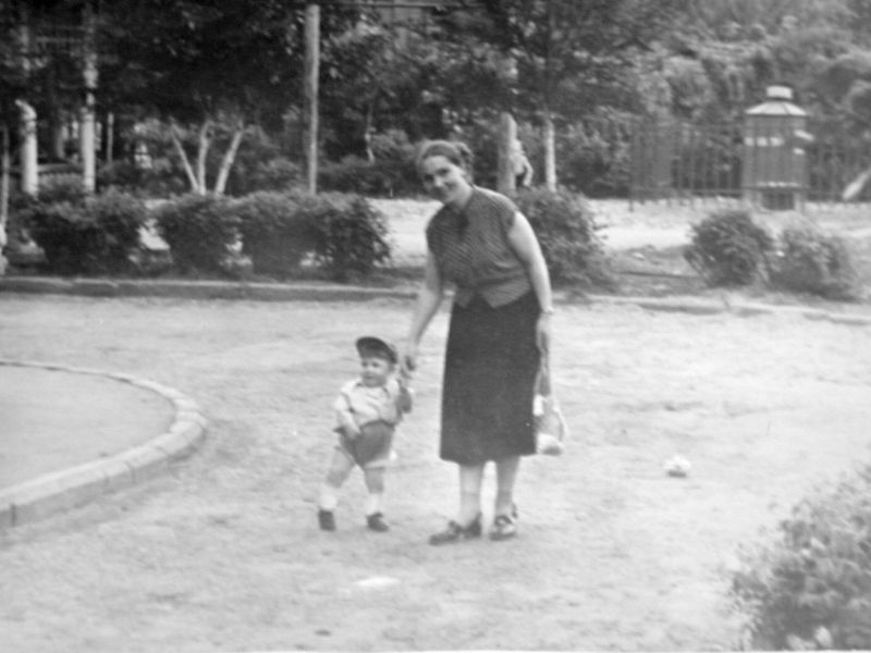 Файл:Игорю 1 год, с мамой.jpg