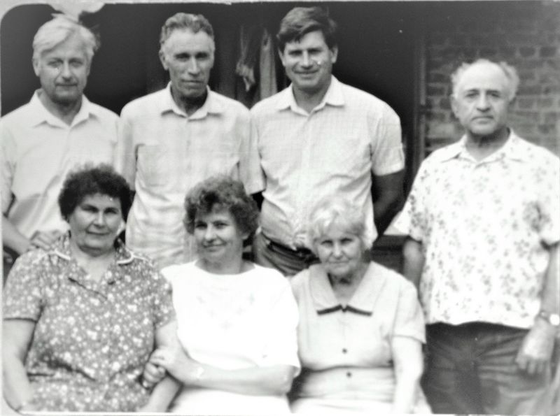 Файл:Волоховы, Бурые и Подовинниковы, 1977.jpg